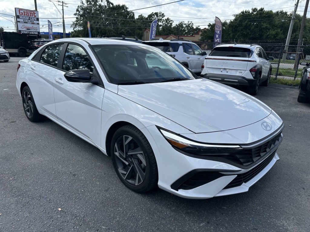 2025 Hyundai Elantra Image 3