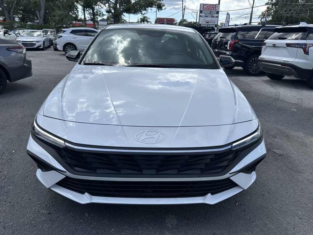 2025 Hyundai Elantra Image 4