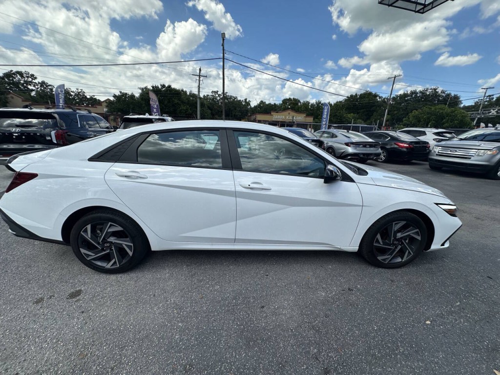 2025 Hyundai Elantra Image 5