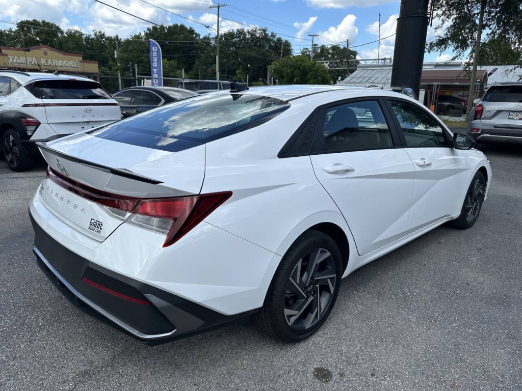 2025 Hyundai Elantra Image 6