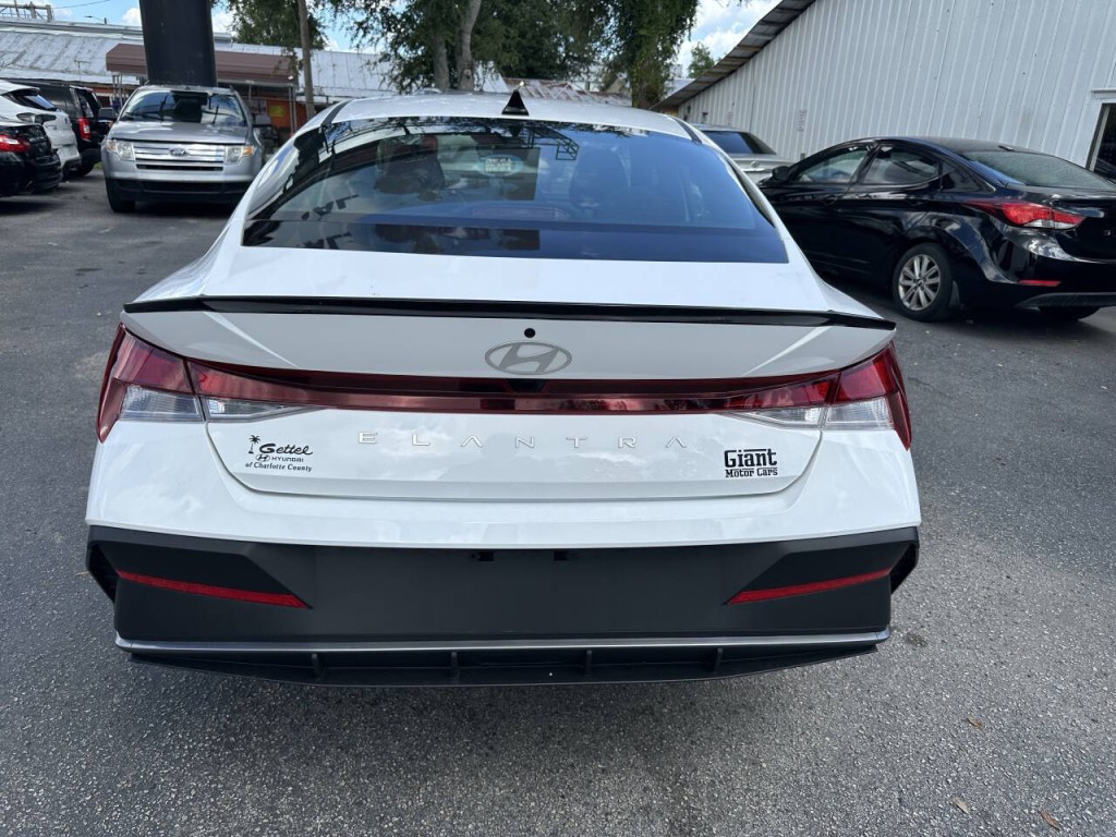 2025 Hyundai Elantra Image 7