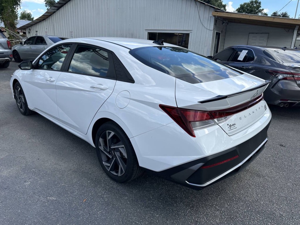 2025 Hyundai Elantra Image 8