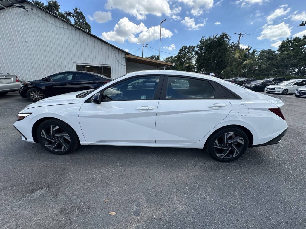 2025 Hyundai Elantra Image 9