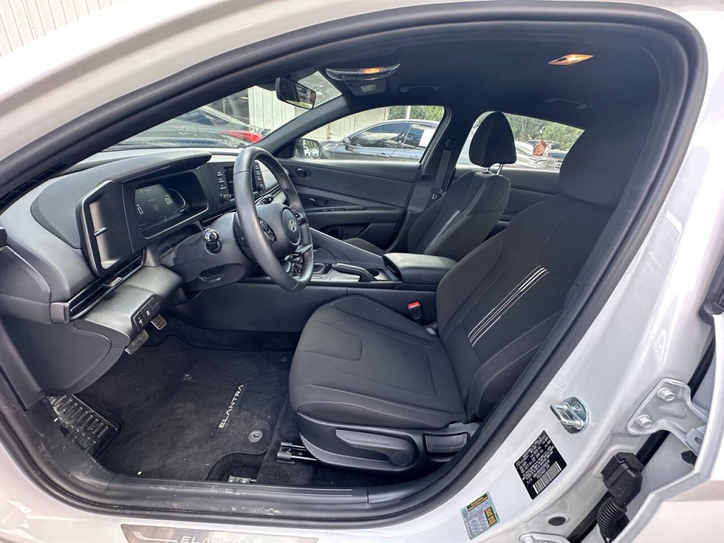 2025 Hyundai Elantra Image 10