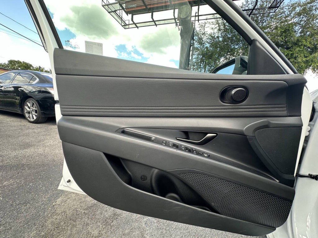 2025 Hyundai Elantra Image 14