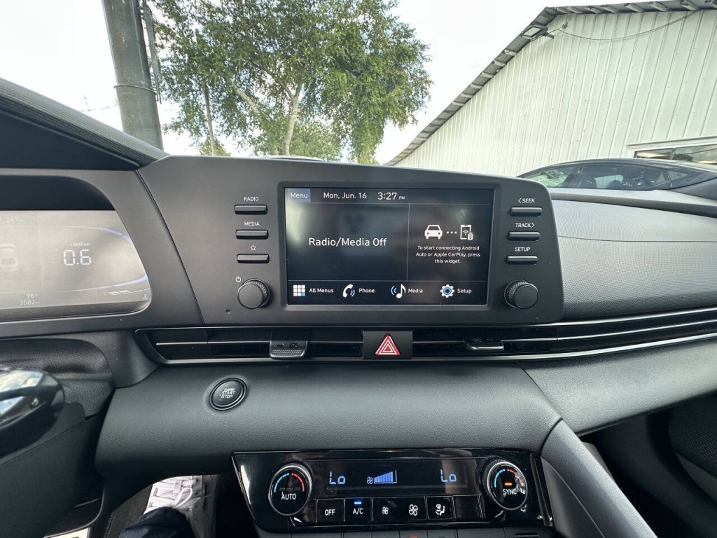 2025 Hyundai Elantra Image 17