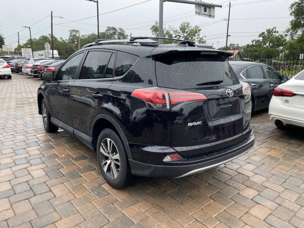 2017 Toyota Rav4 Image 9