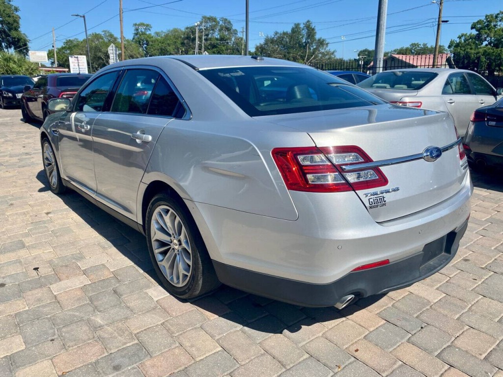 2017 Ford Taurus Image 4