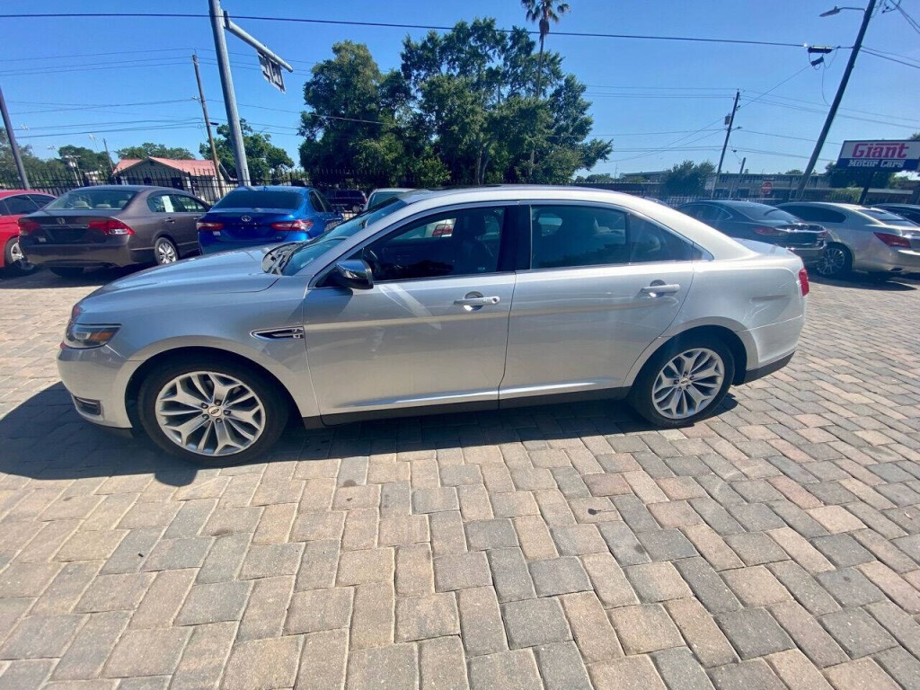 2017 Ford Taurus Image 5