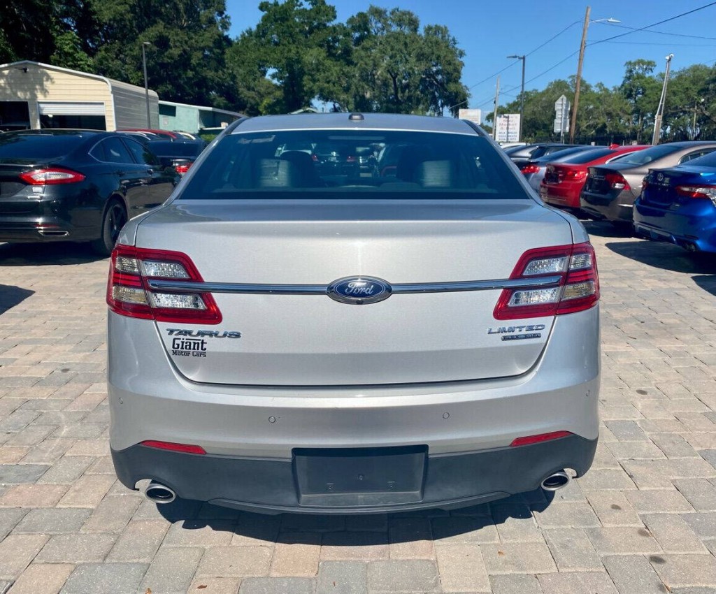 2017 Ford Taurus Image 8