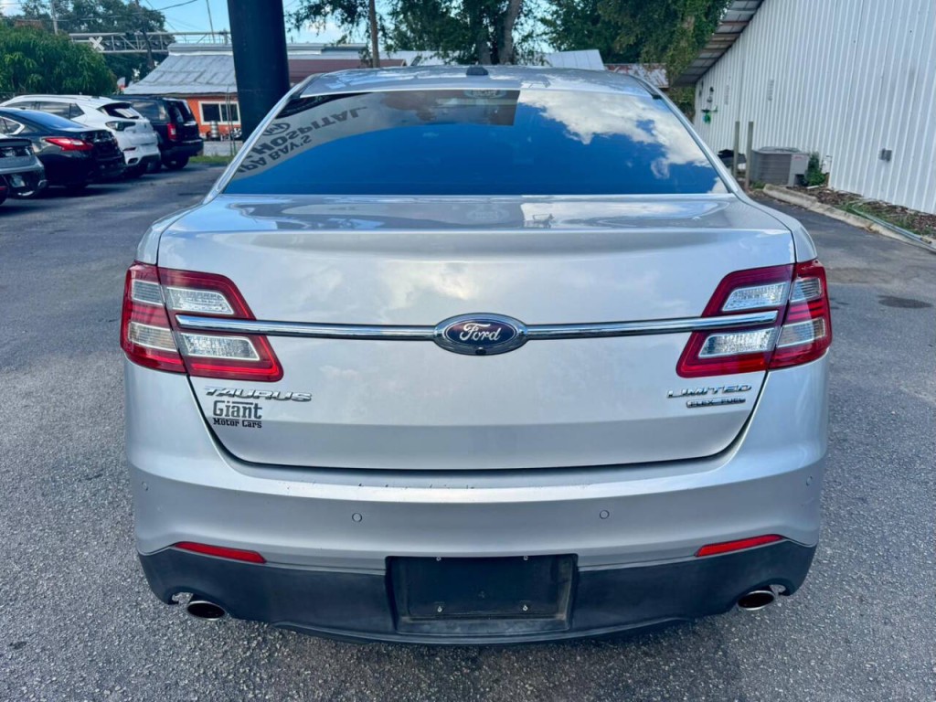2017 Ford Taurus Image 8
