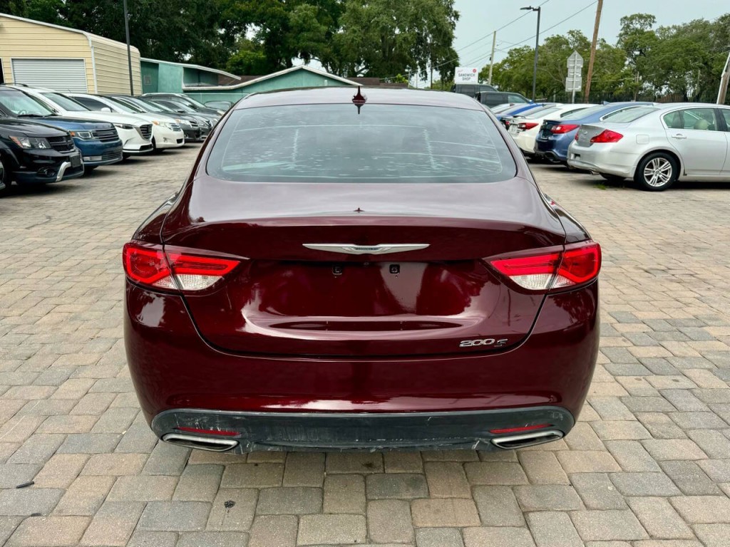 2015 Chrysler 200 Image 9