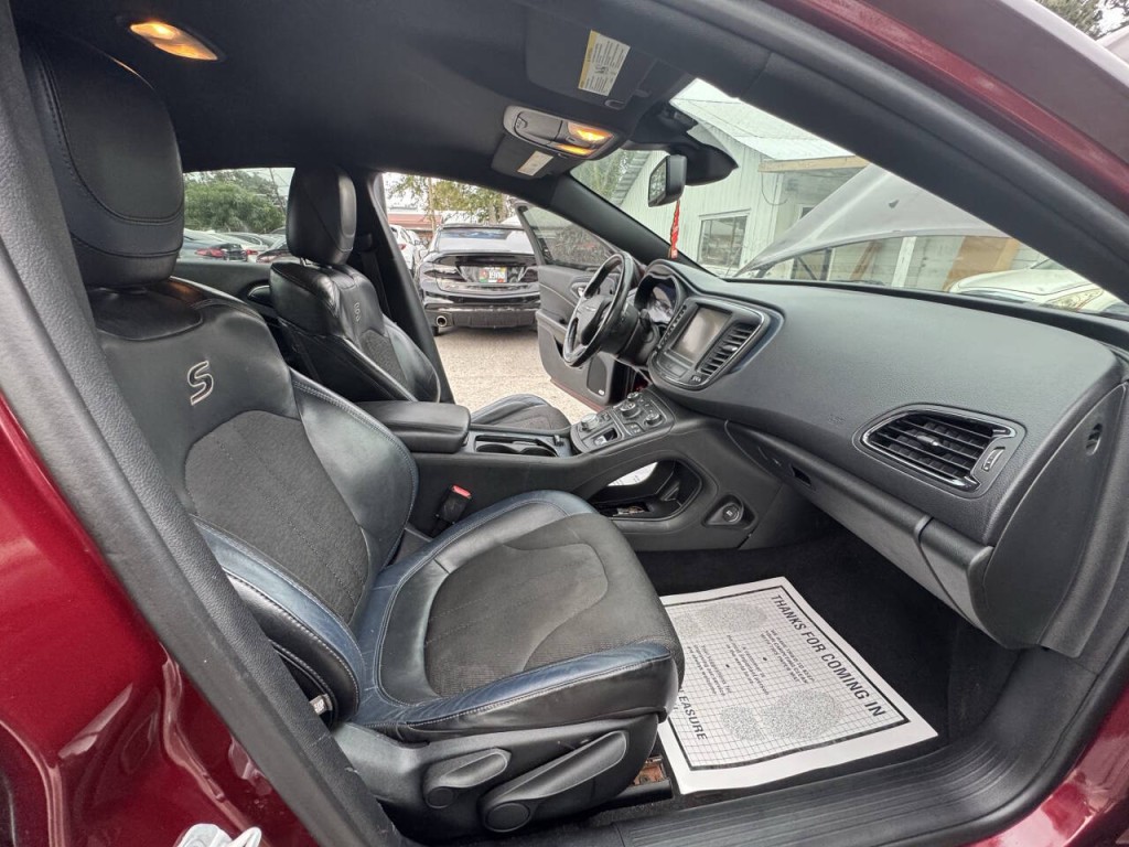2015 Chrysler 200 Image 12