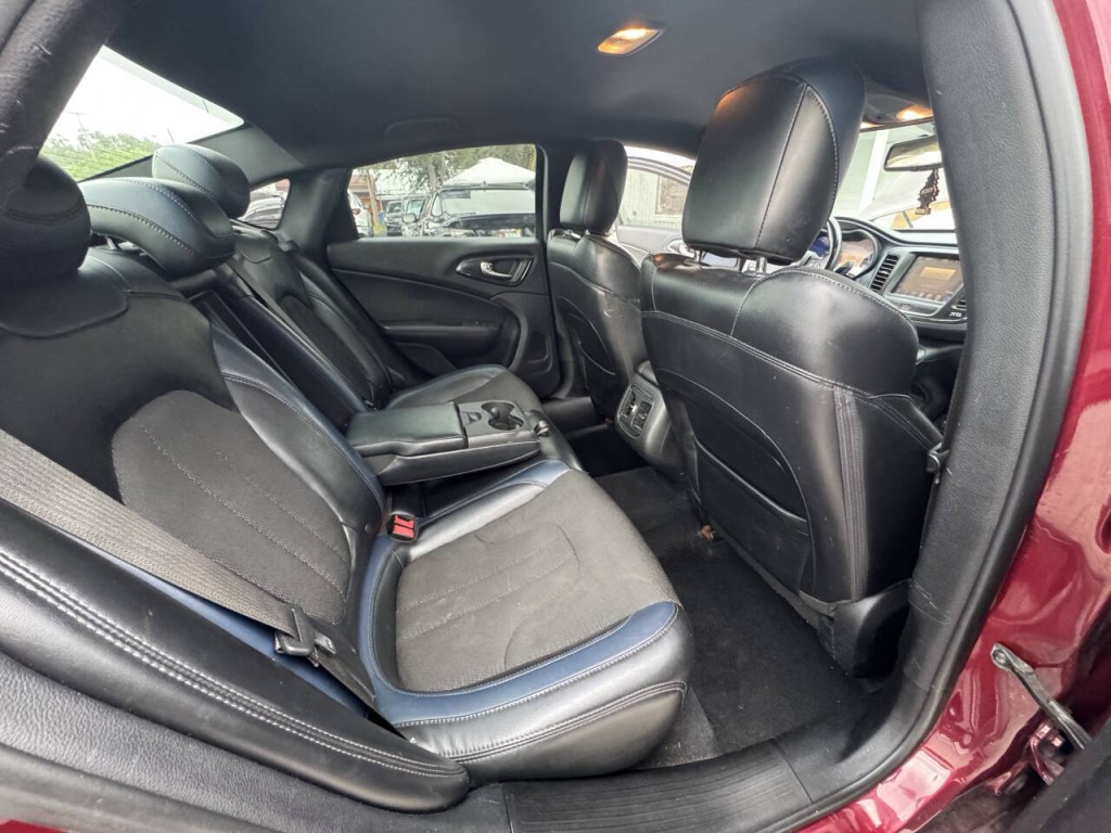 2015 Chrysler 200 Image 13