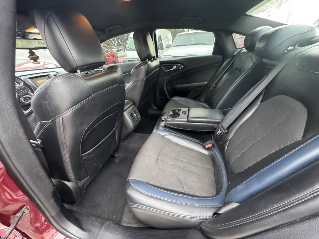 2015 Chrysler 200 Image 16
