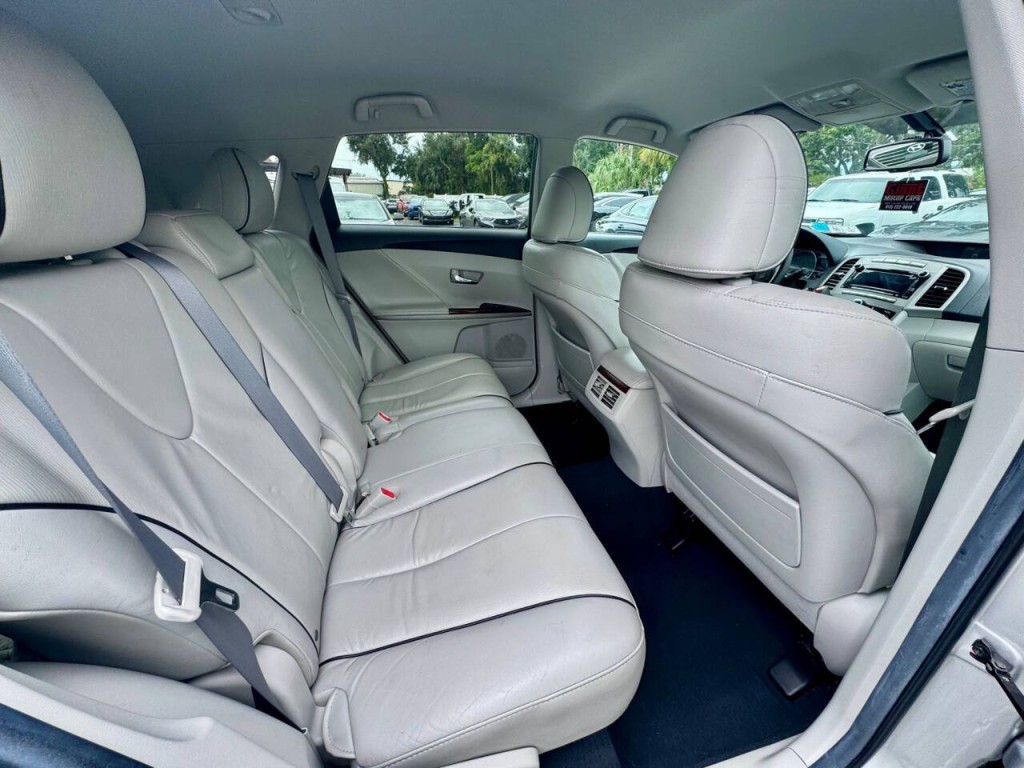 2011 Toyota Venza Image 17