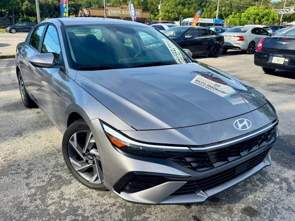 2025 Hyundai Elantra Image 3