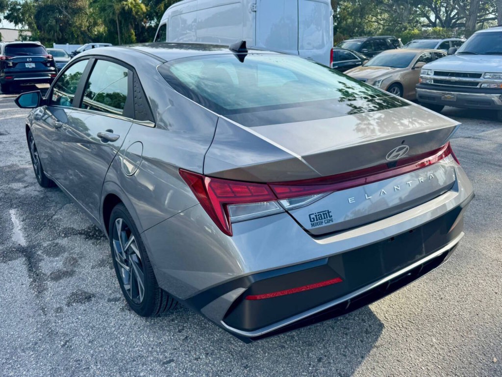 2025 Hyundai Elantra Image 4