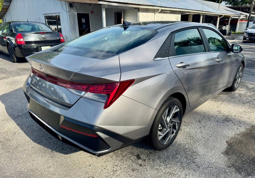 2025 Hyundai Elantra Image 5