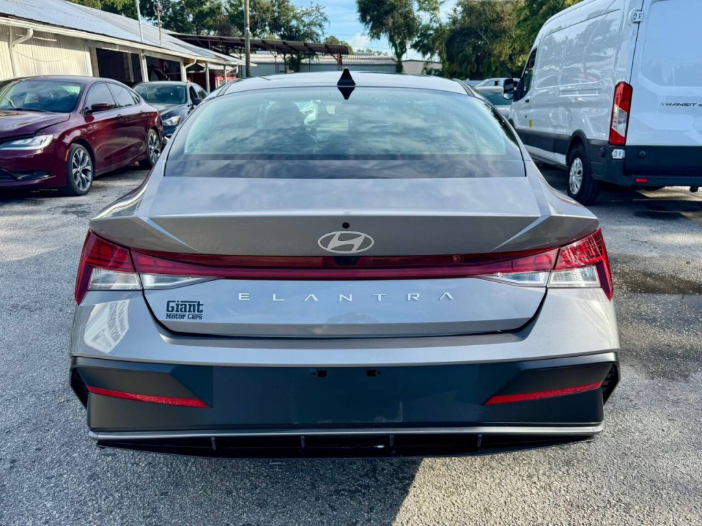 2025 Hyundai Elantra Image 8