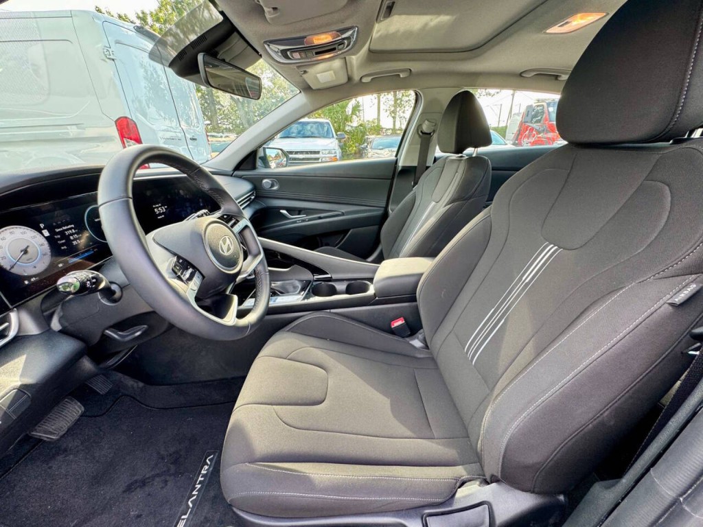 2025 Hyundai Elantra Image 13