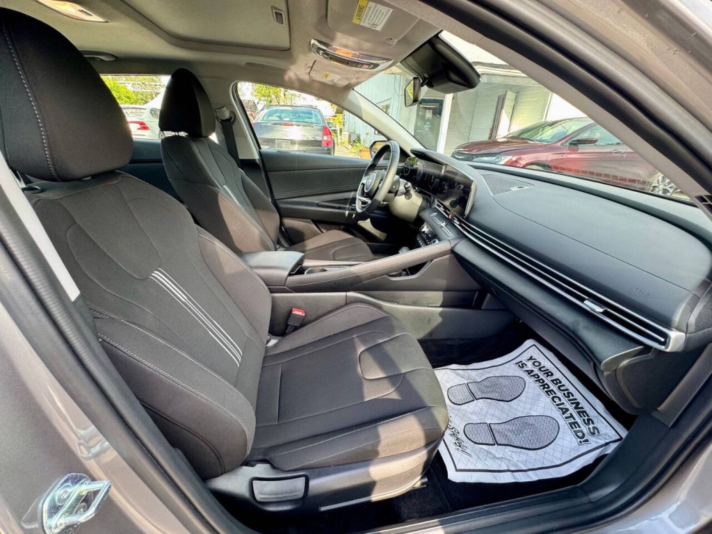 2025 Hyundai Elantra Image 15