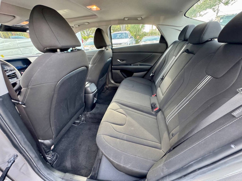 2025 Hyundai Elantra Image 16