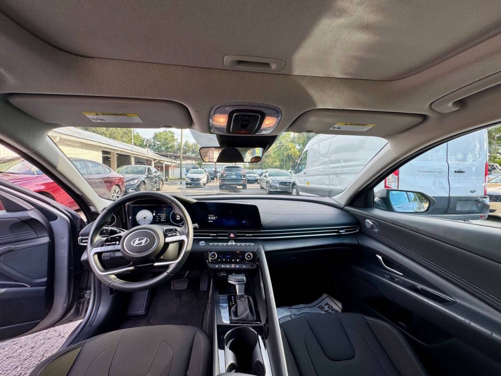 2025 Hyundai Elantra Image 18