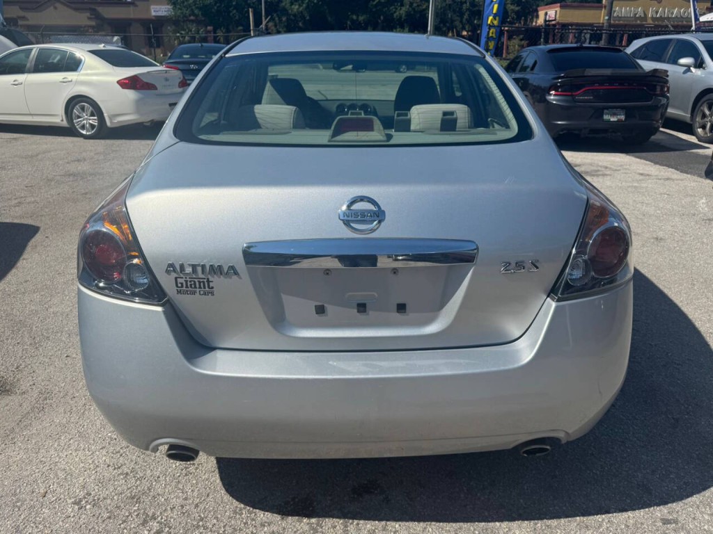 2010 Nissan Altima Image 9