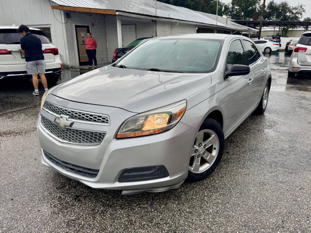 2013 Chevrolet Malibu Image 2