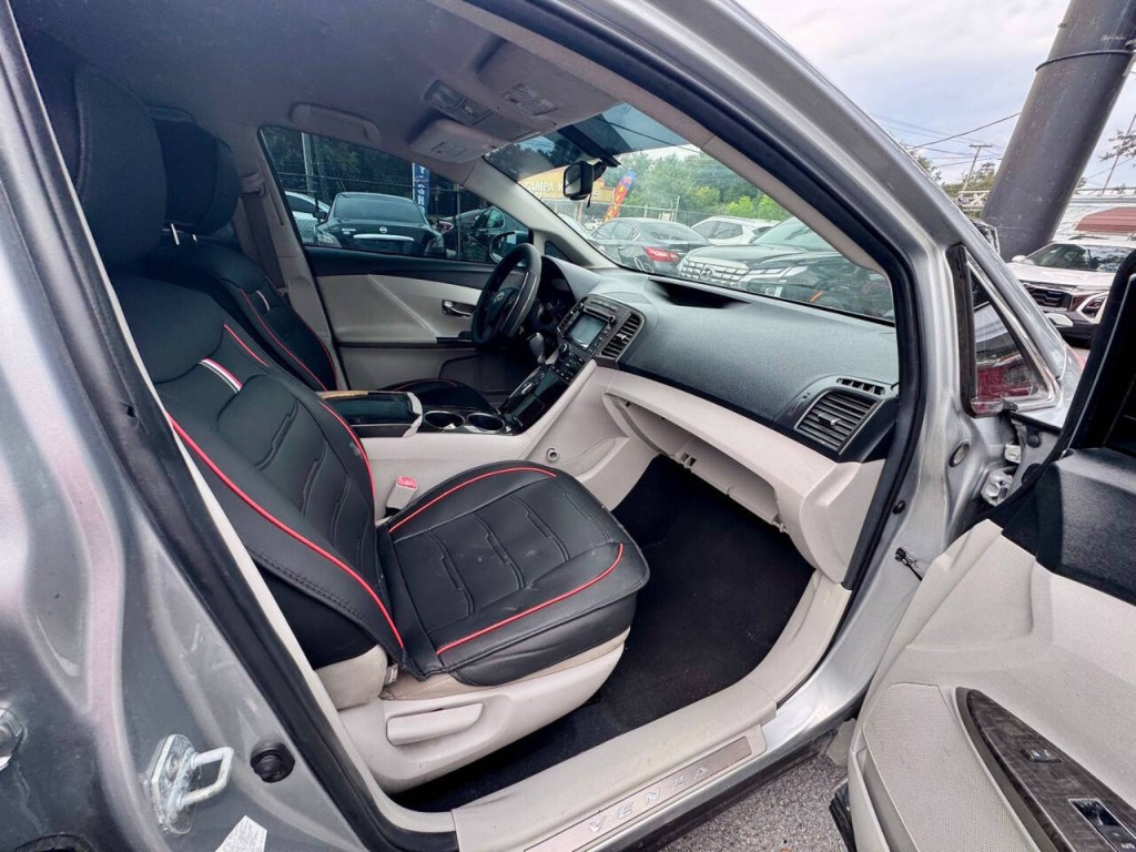 2015 Toyota Venza Image 16