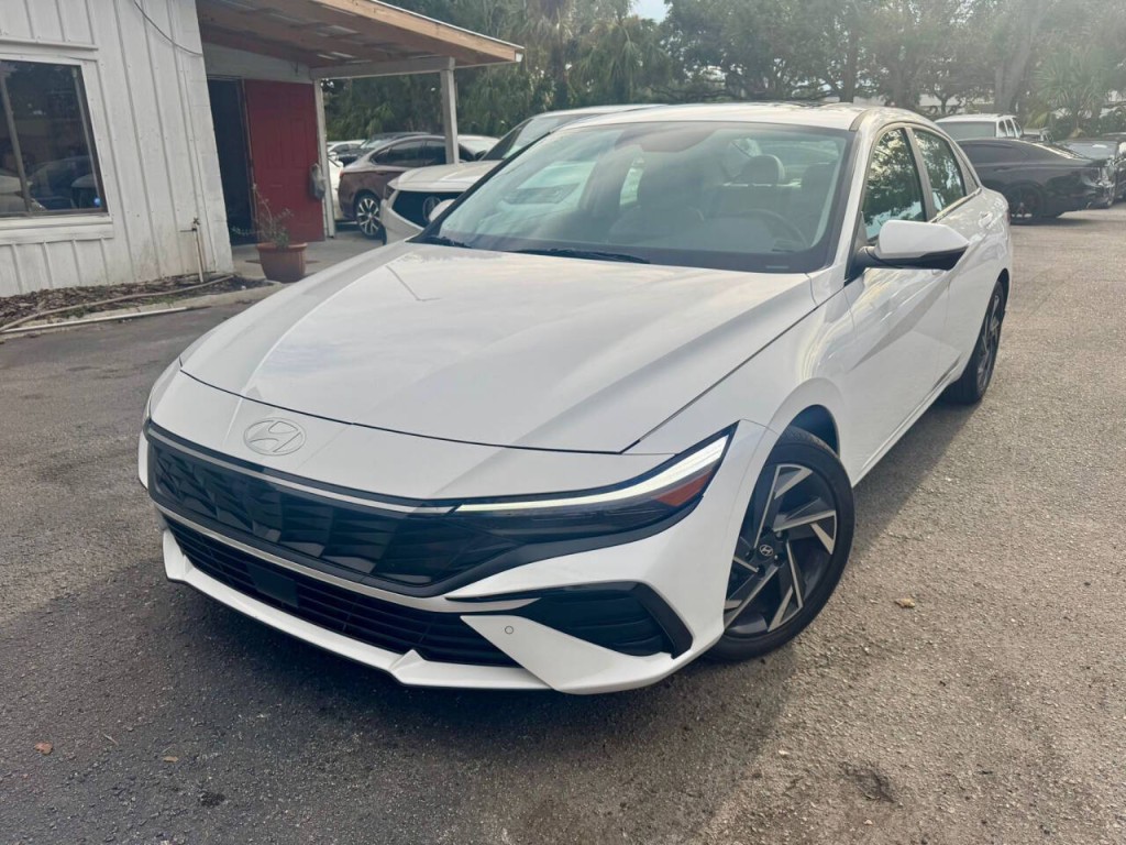 2024 Hyundai Elantra Image 2