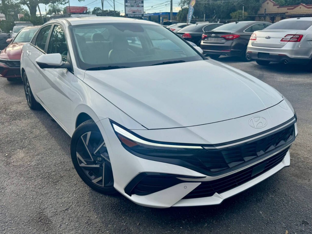 2024 Hyundai Elantra Image 3