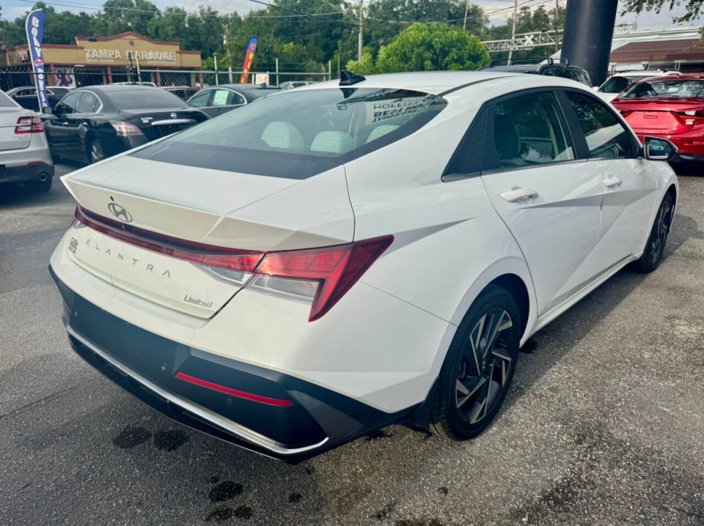 2024 Hyundai Elantra Image 4