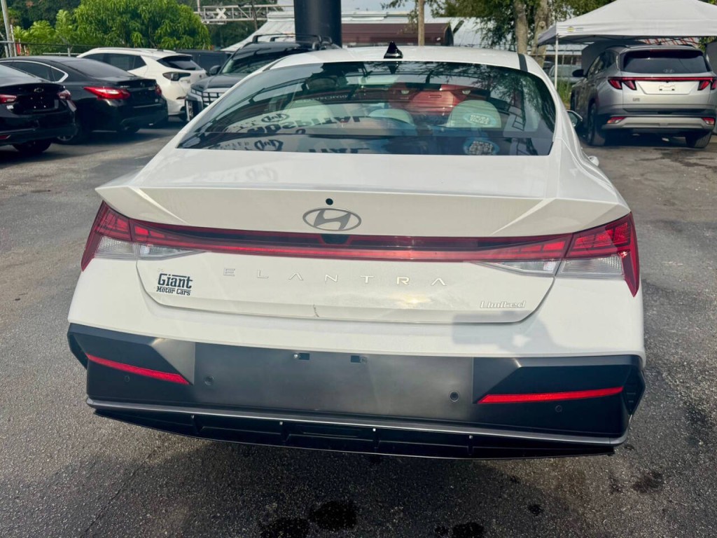 2024 Hyundai Elantra Image 9