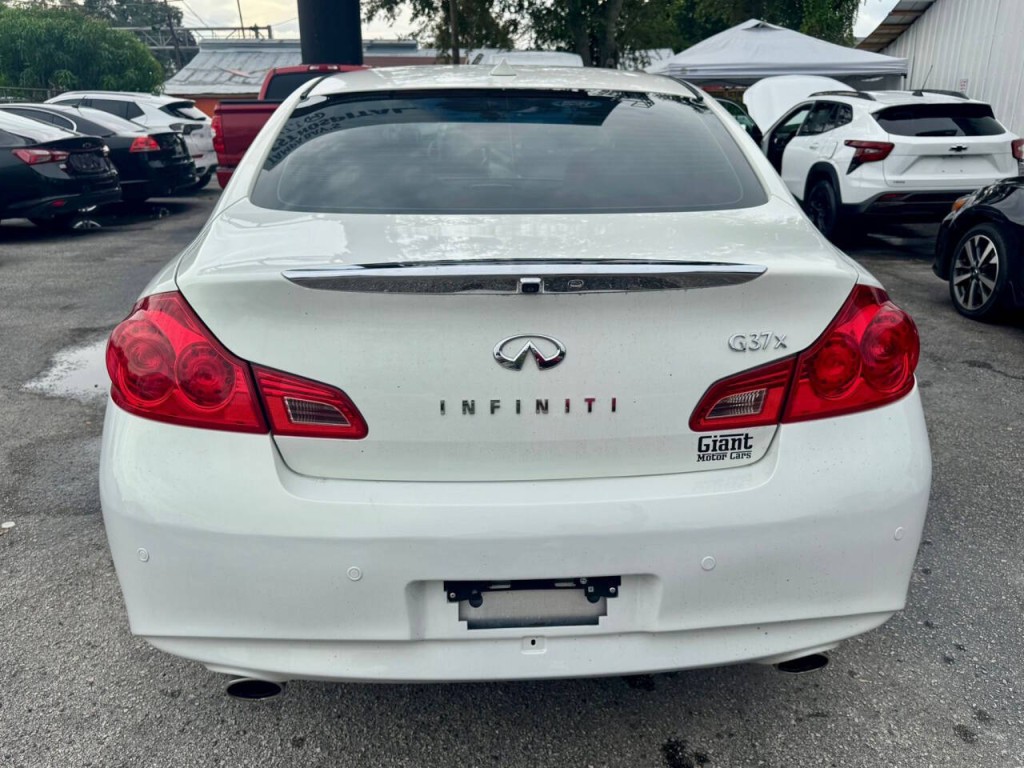 2013 INFINITI G37 Image 9