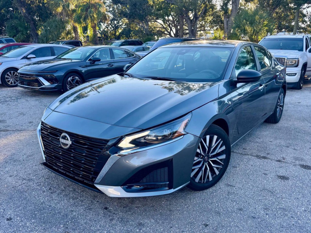 2025 Nissan Altima Image 2