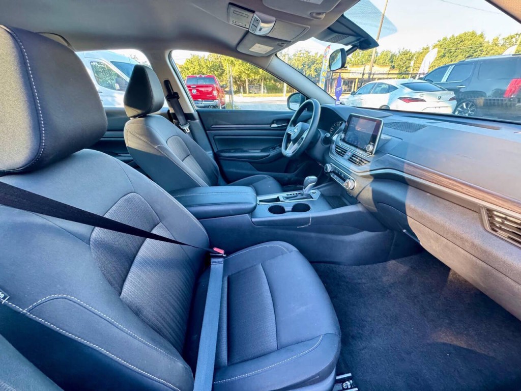 2025 Nissan Altima Image 16