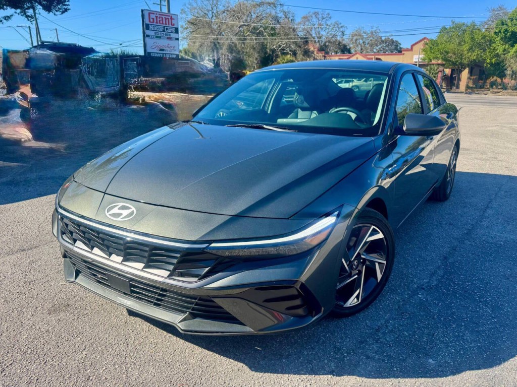 2024 Hyundai Elantra Image 3