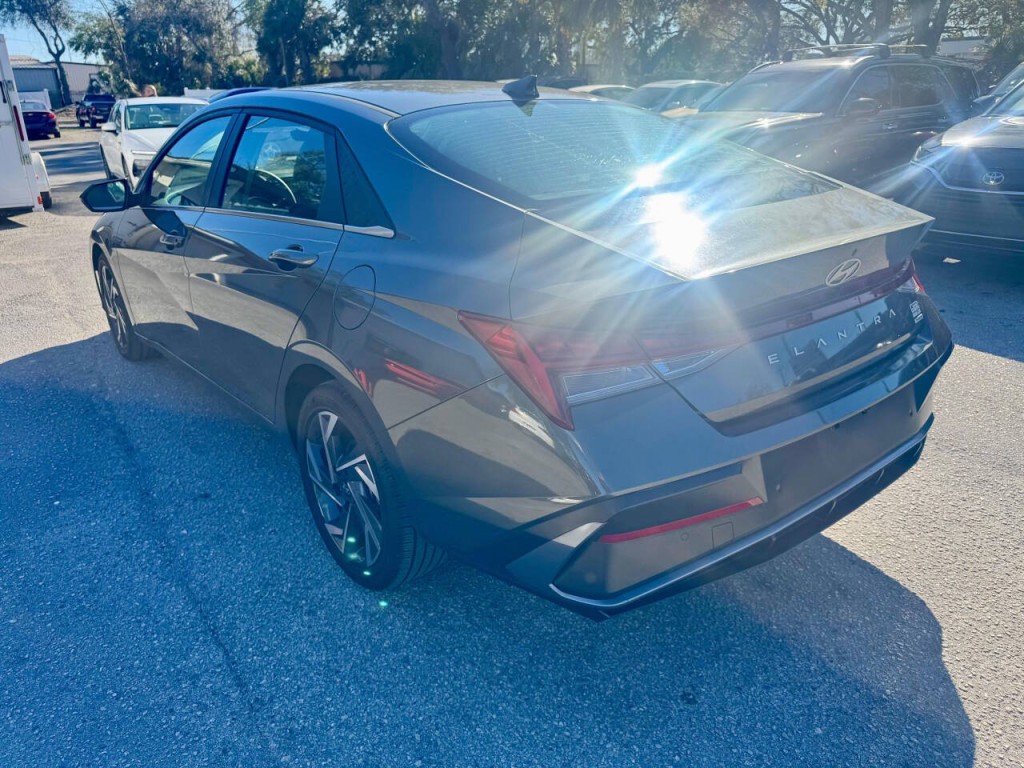 2024 Hyundai Elantra Image 5