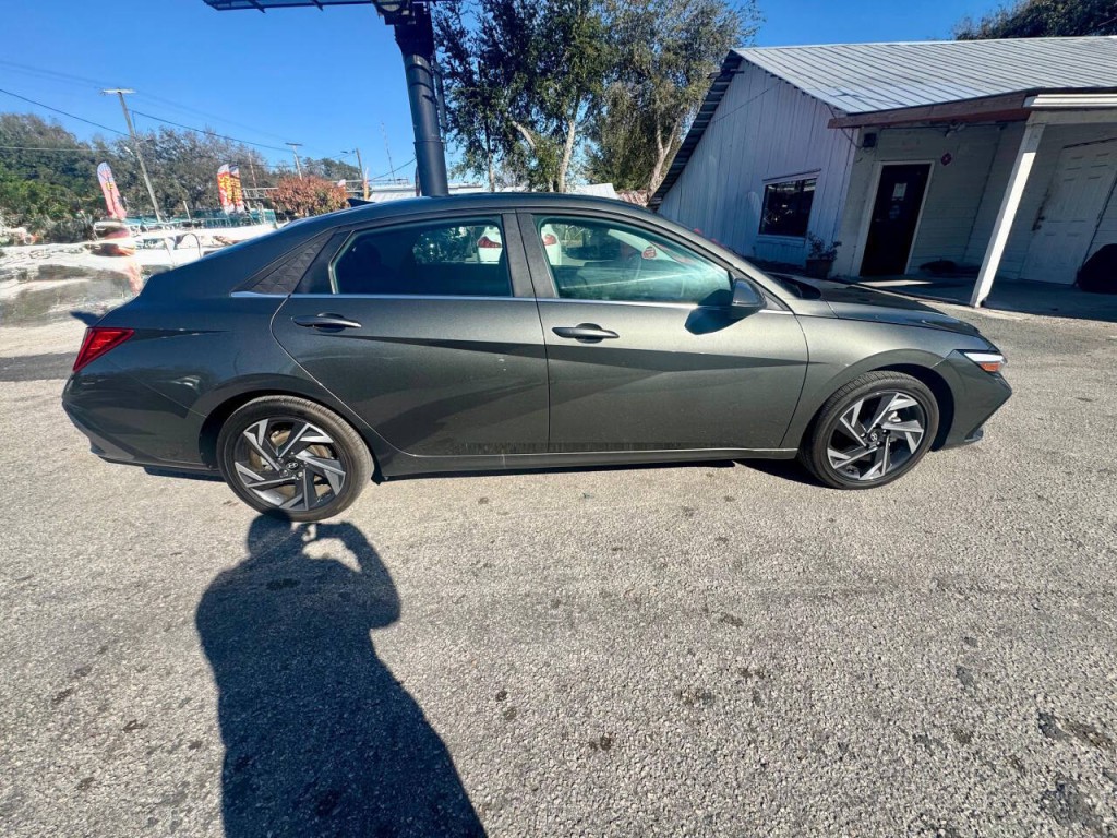 2024 Hyundai Elantra Image 7