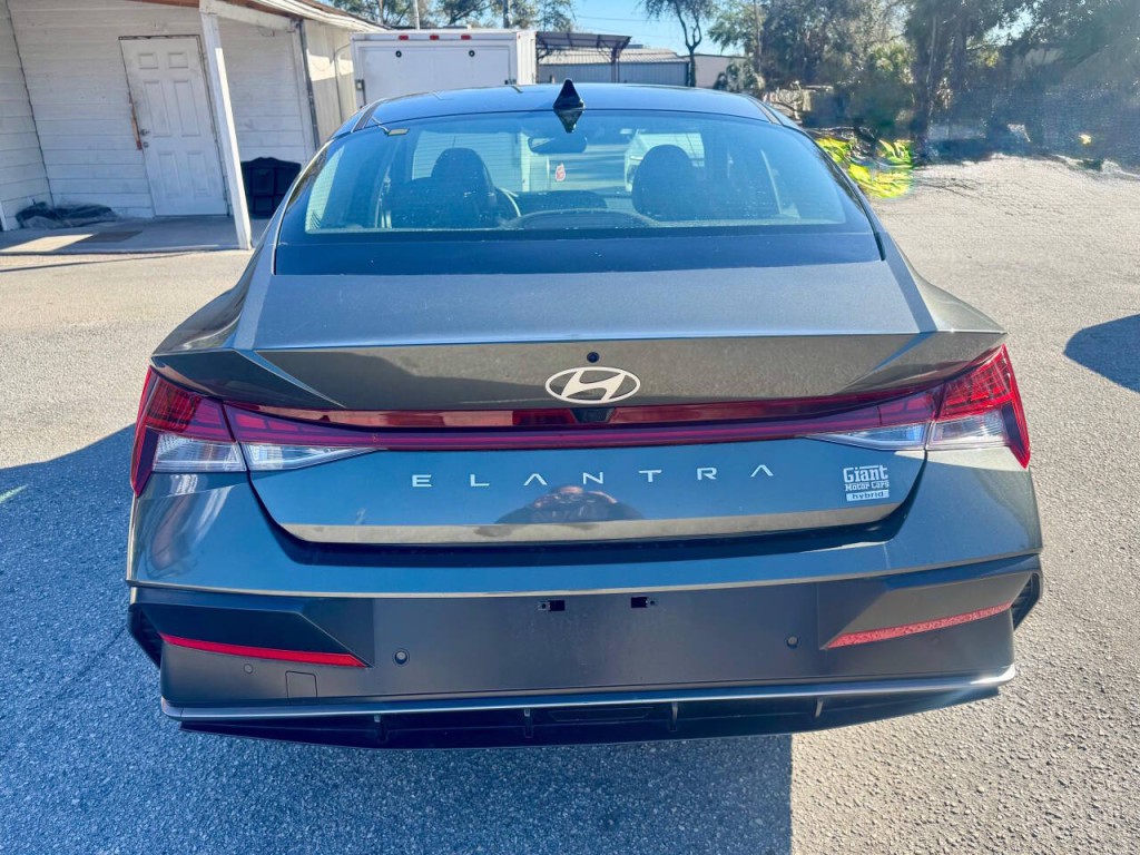 2024 Hyundai Elantra Image 9