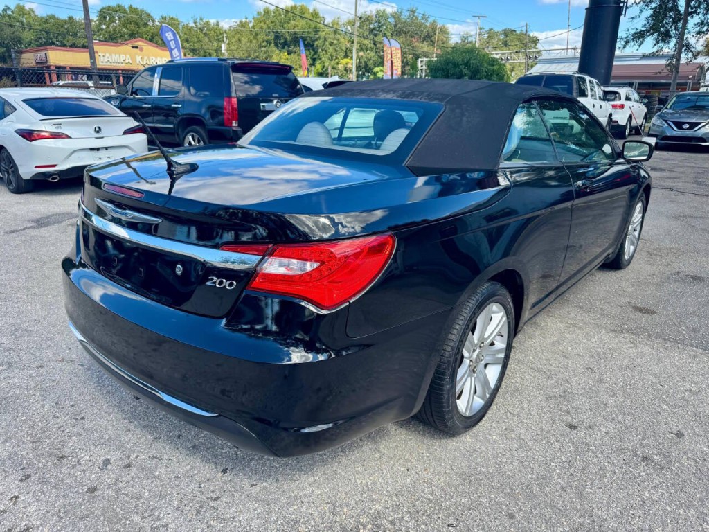 2012 Chrysler 200 Image 5