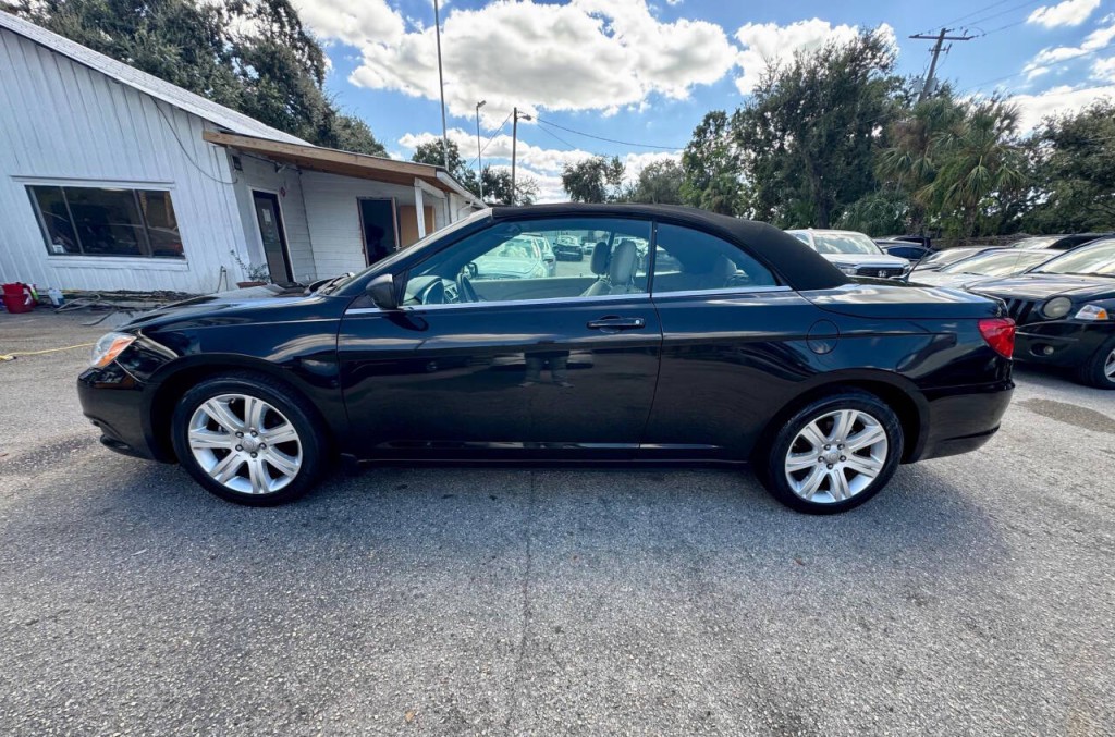 2012 Chrysler 200 Image 6