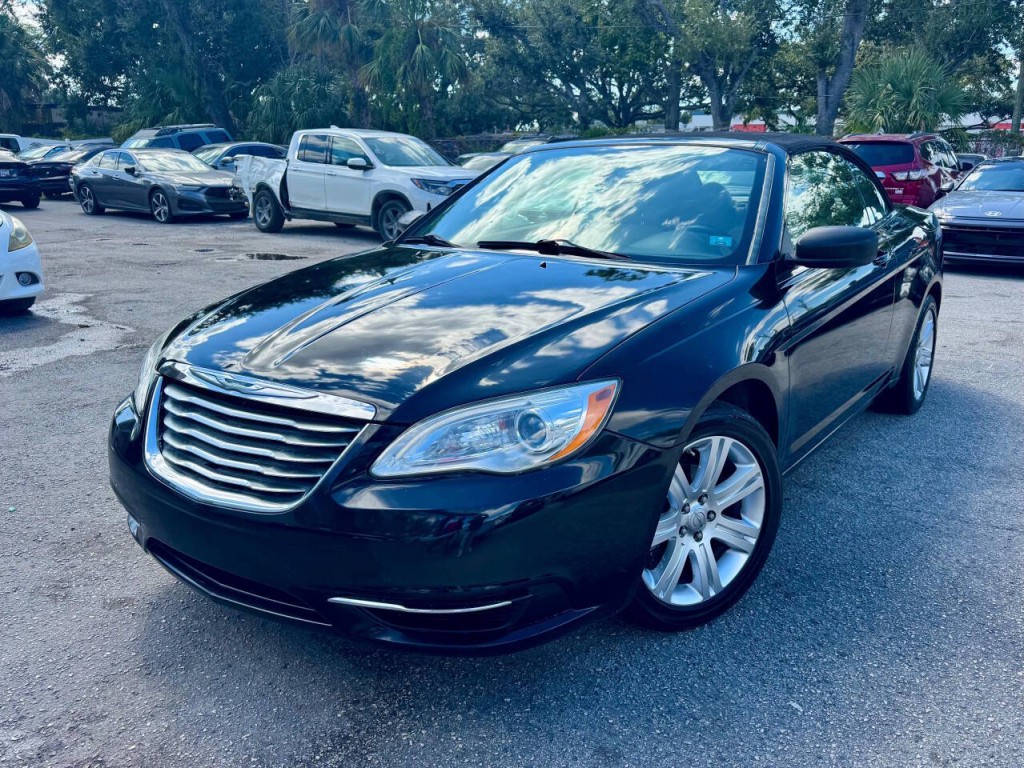 2012 Chrysler 200 Image 2