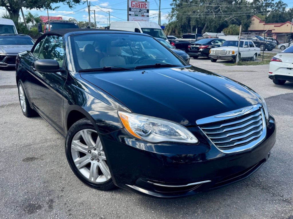 2012 Chrysler 200 Image 3