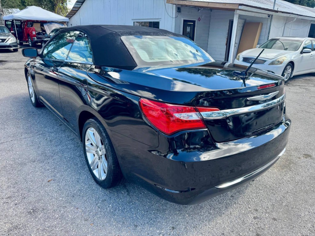 2012 Chrysler 200 Image 4