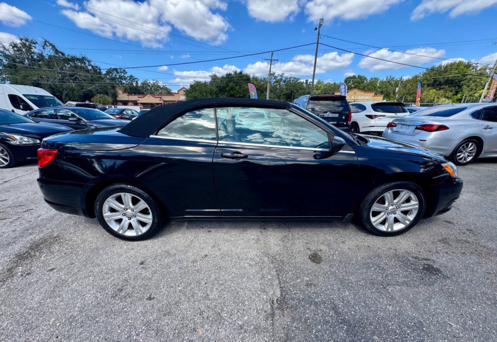 2012 Chrysler 200 Image 7