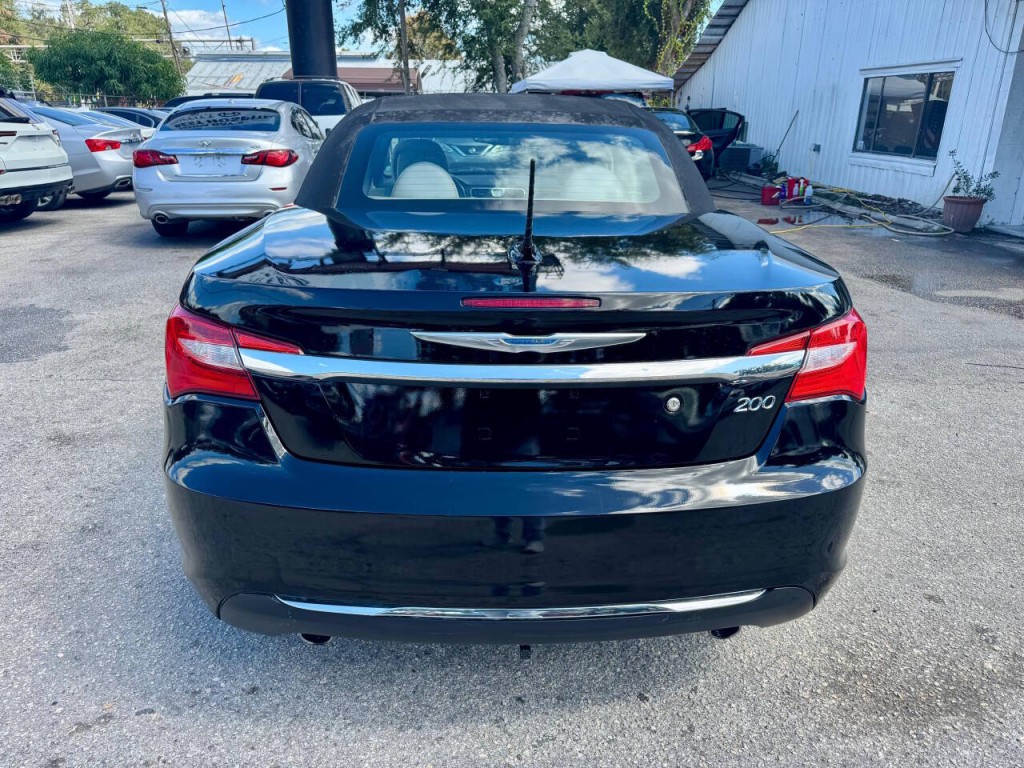 2012 Chrysler 200 Image 9