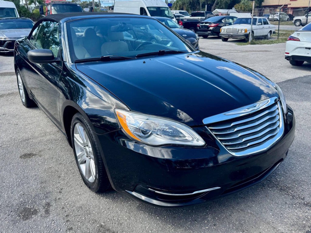 2012 Chrysler 200 Image 10